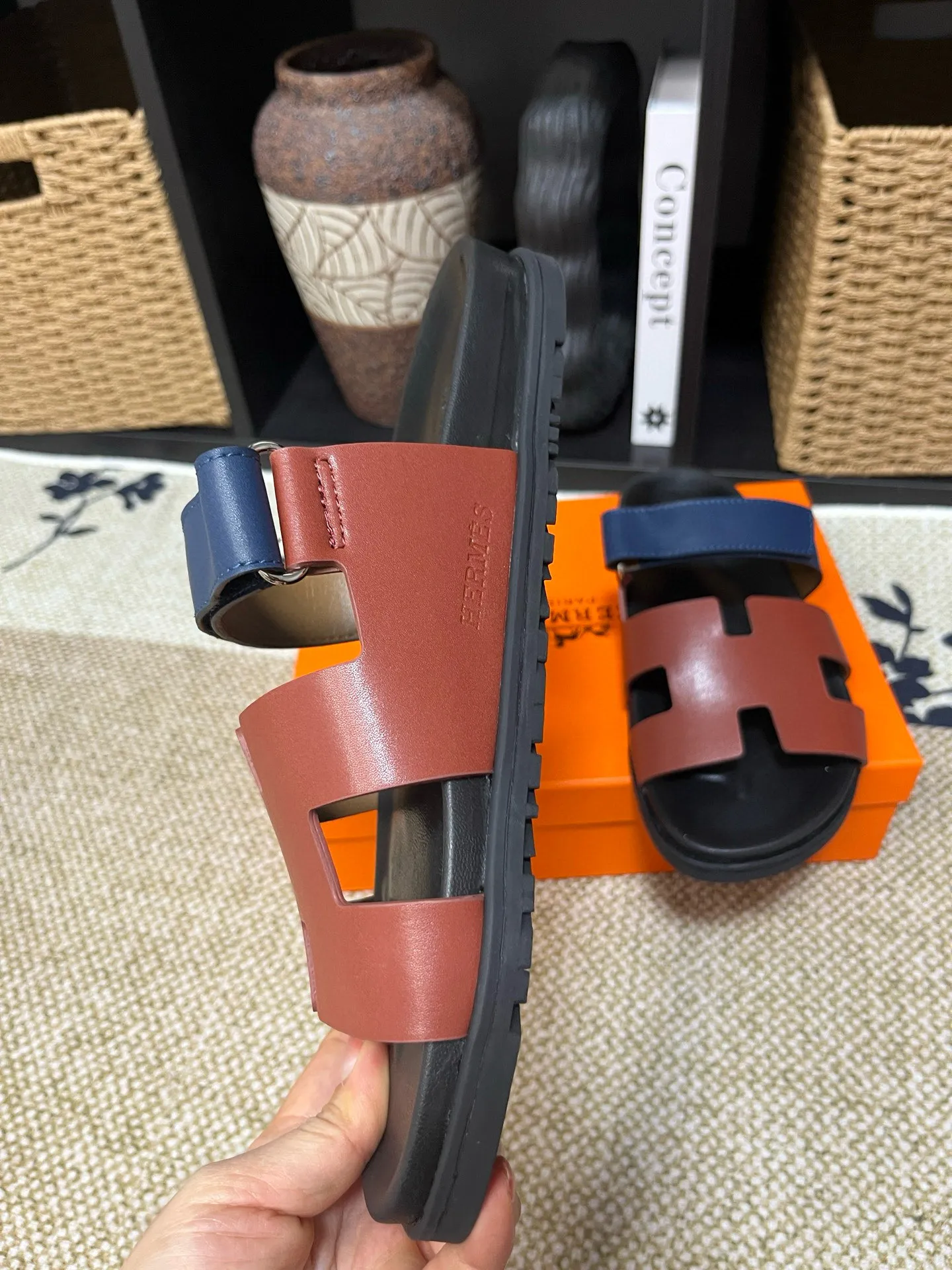 P300 Long-term stock Hermes men’s Kazimir slippers for couples - top quality woven calfskin functional sandals with intertwined uppers inspired by the “H” iconic pattern to create a casual look, perfect for summer. Imported cowhide + cowhide lining + TUP outsole Size: 35-46